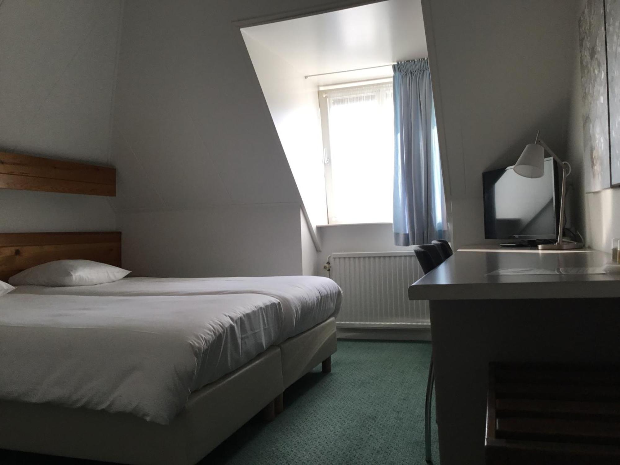 Hotel Steensel Екстер'єр фото